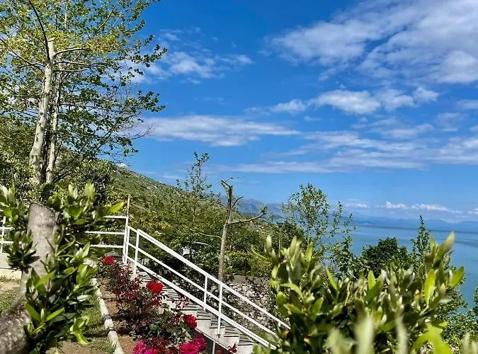 Πανσιόν Xhuli 3*