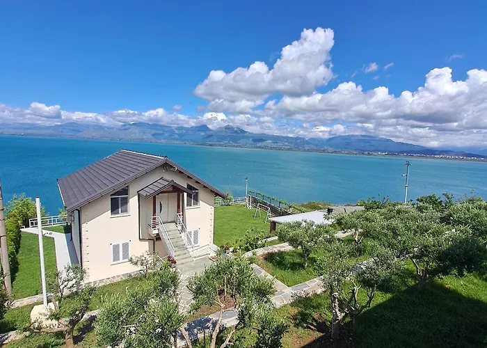 Πανσιόν Xhuli 3*