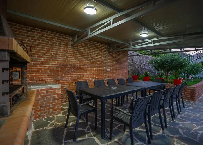 Πανσιόν Xhuli 3*