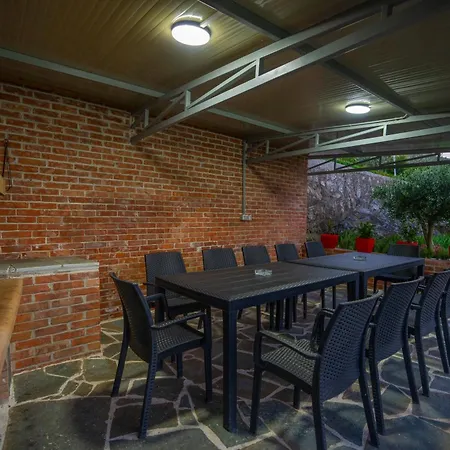 Πανσιόν Xhuli 3*