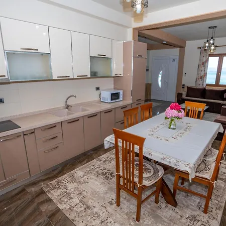 Xhuli Πανσιόν 3*